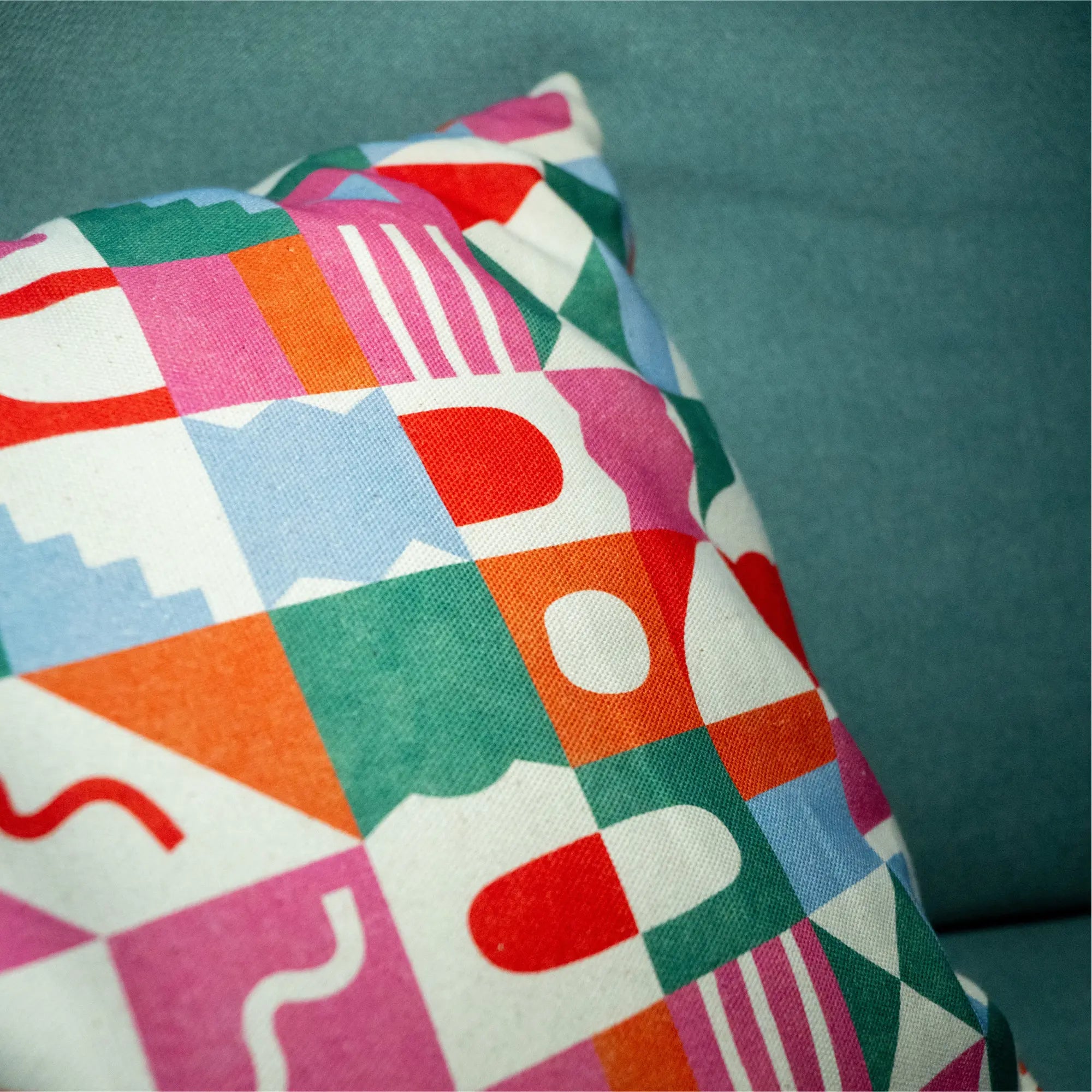 Coussin design illustré avec motif Vibration Modulaire – décoration salon ou extérieur – Sézons