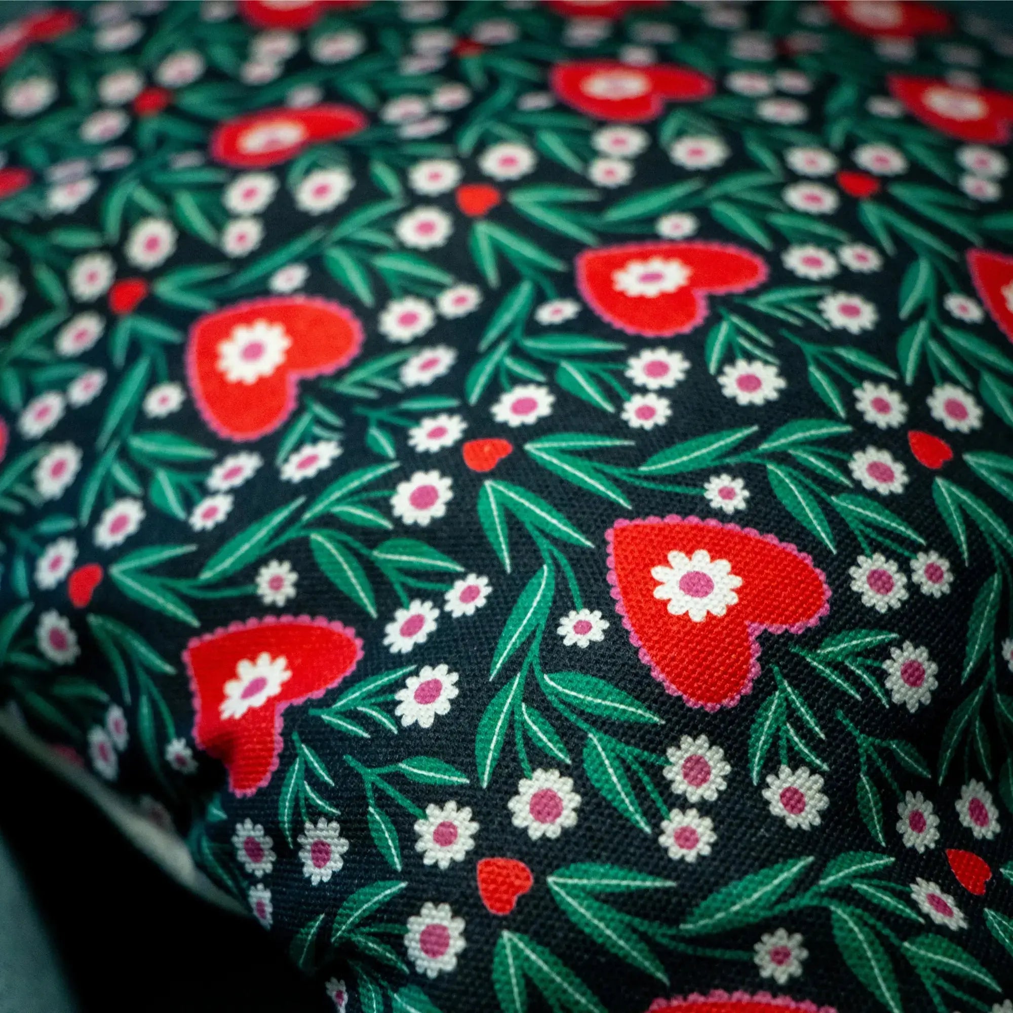 Housse de coussin 40x40 Floraison Graphique posée sur un canapé