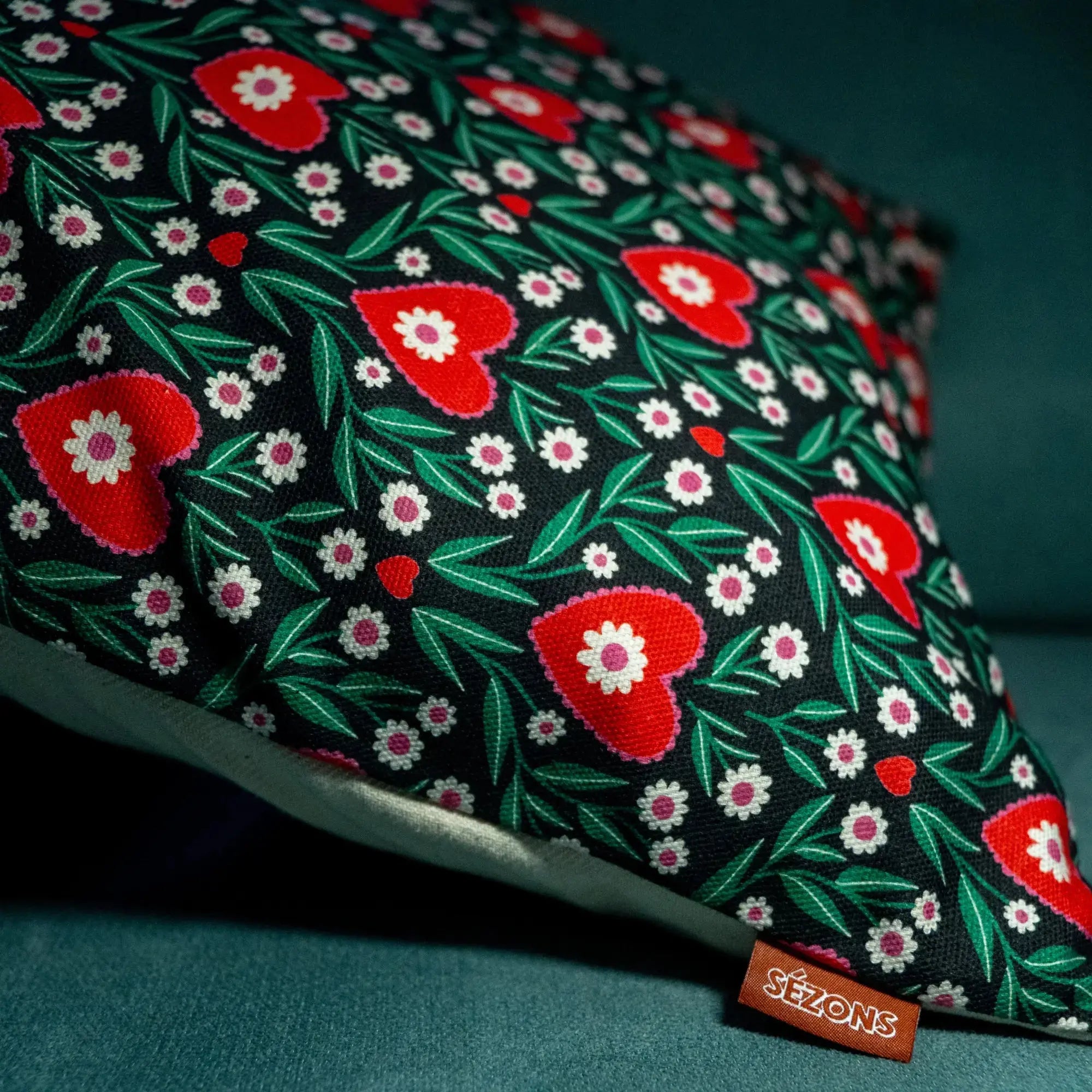 Détail du motif floral stylisé signé Claire Iglesias