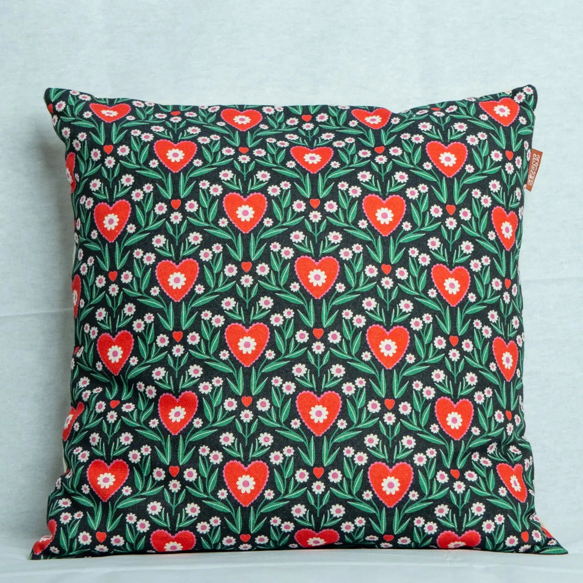 Vue d’ensemble de la housse de coussin sans garniture, à l’extérieur