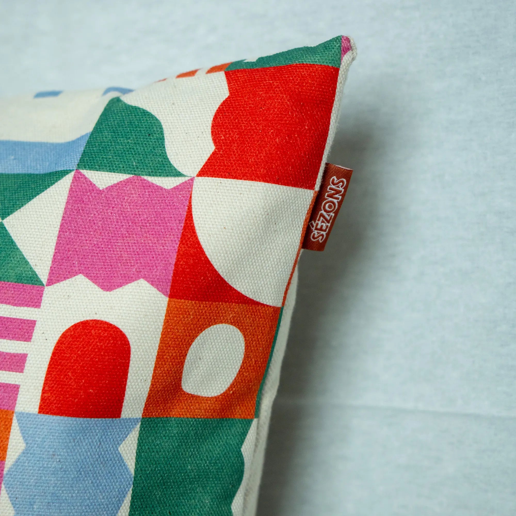 Housse de coussin 40x40 Vibration Modulaire sur fauteuil clair