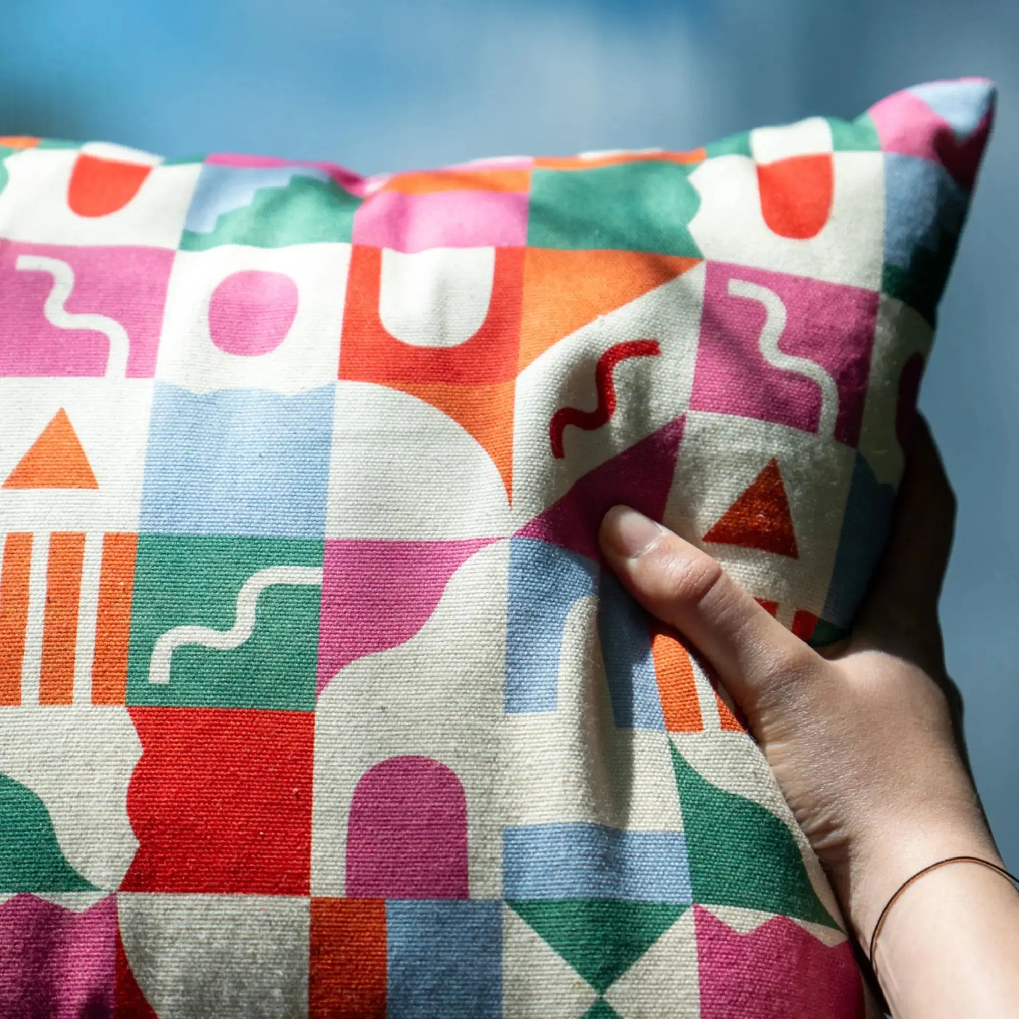 Coussin déco 40x40 – Motif Vibration Modulaire (édition limitée) SEZONS