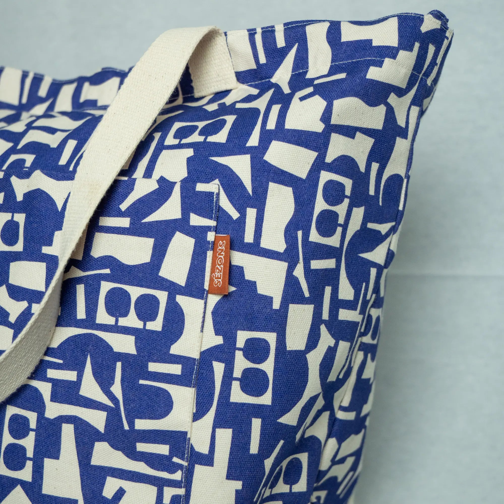 Sac de plage coton grand format avec motif graphique abstrait – design Structure Intuitive signé Claire Iglesias – Sézons